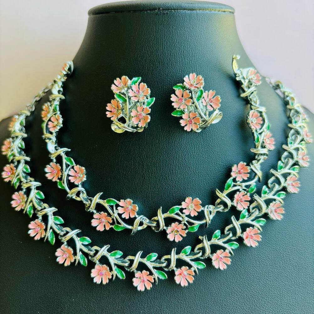 Vintage Silver-Tone Pink Daisy Rhinestones Necklace, Bracelet  Earring Set
